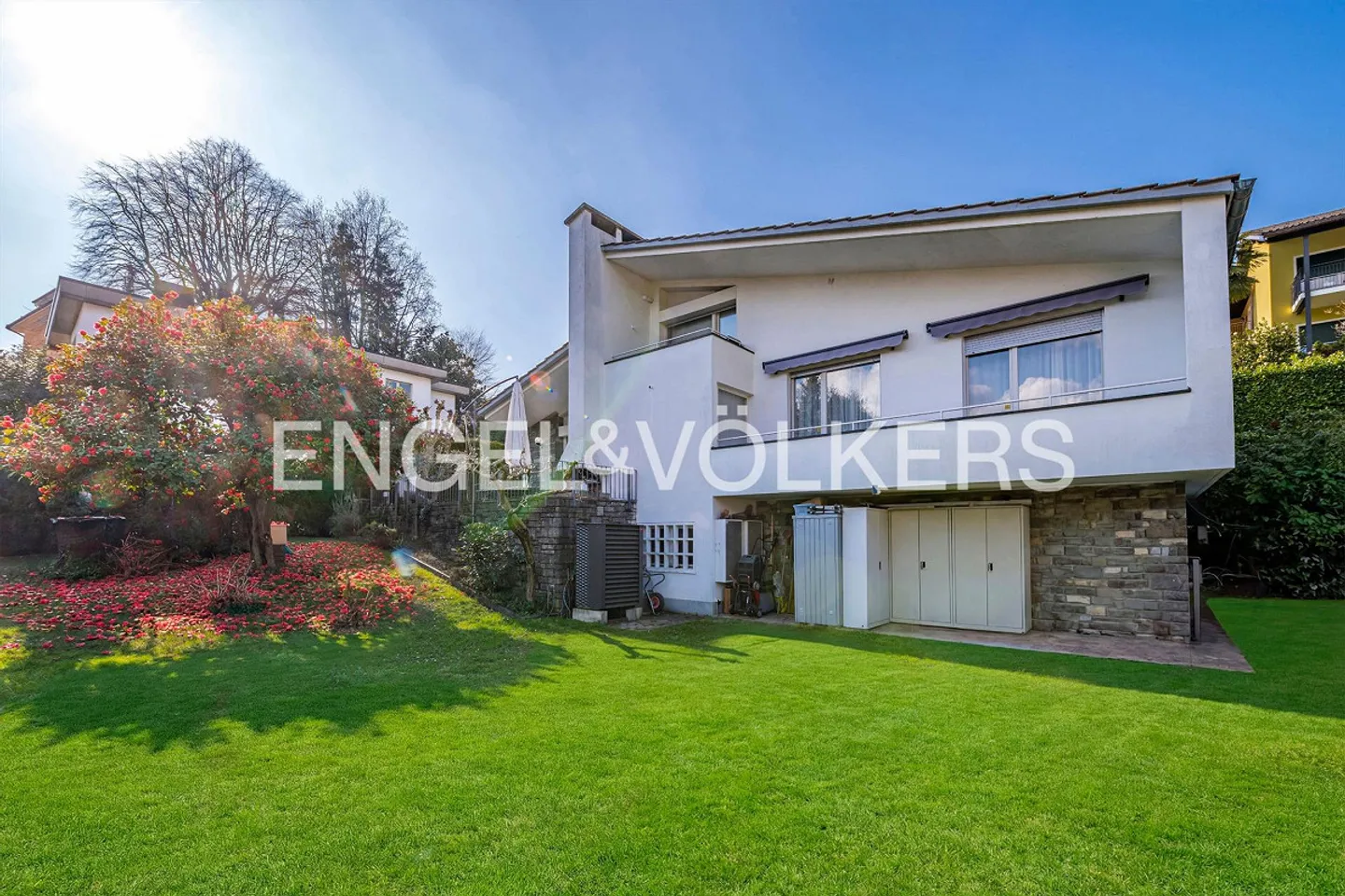 Freistehende Villa mit Bauland - Foto 1 von 12