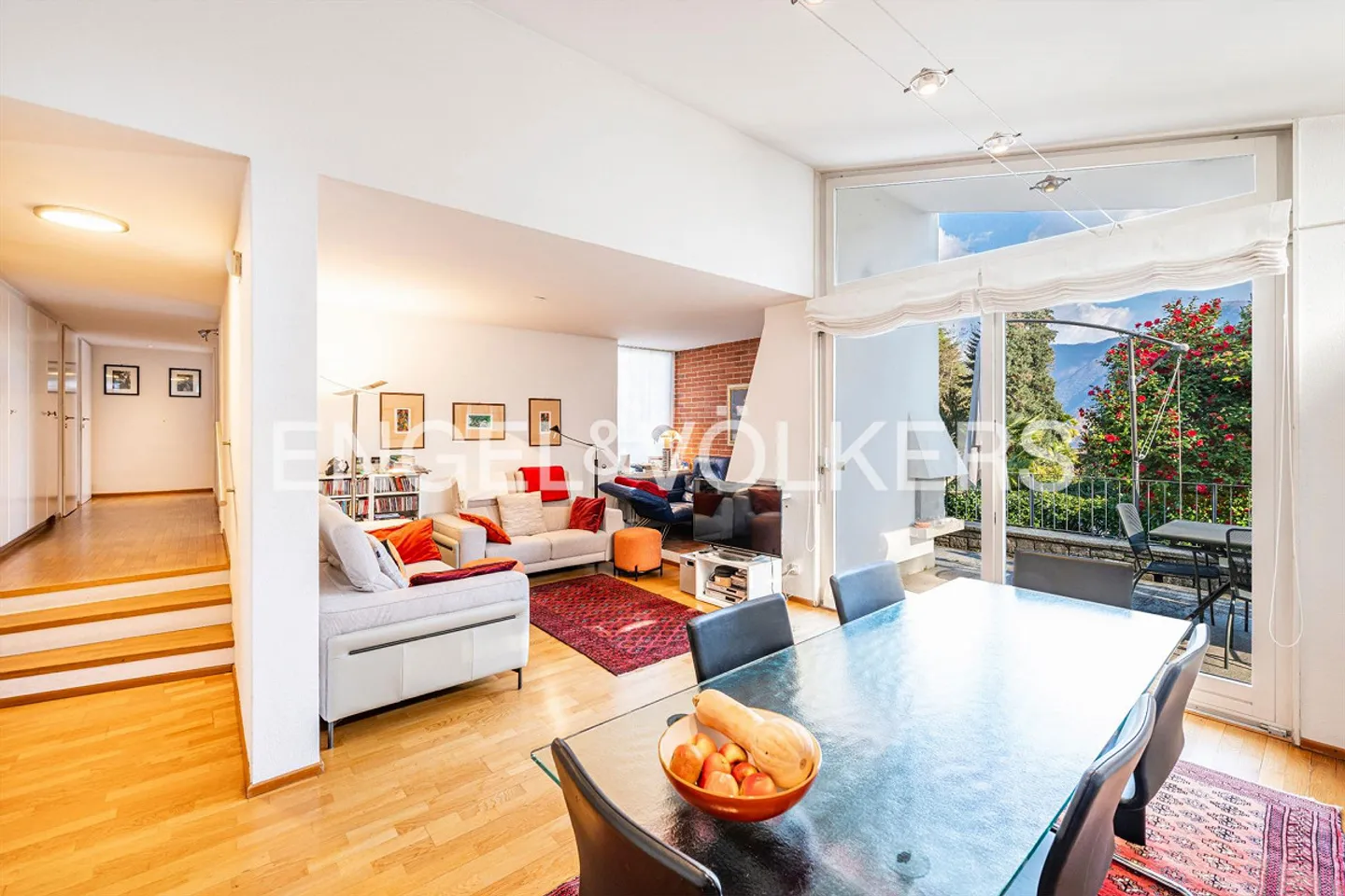 Freistehende Villa mit Bauland - Foto 5 von 12