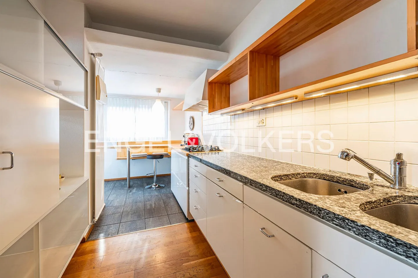 Freistehende Villa mit Bauland - Foto 7 von 12