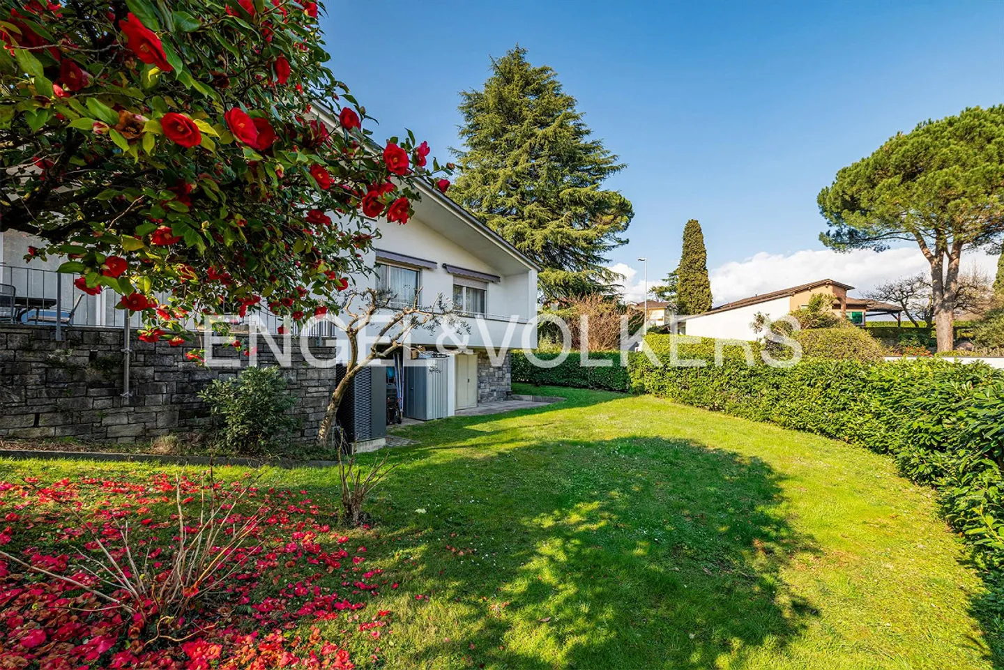 Freistehende Villa mit Bauland - Foto 2 von 12