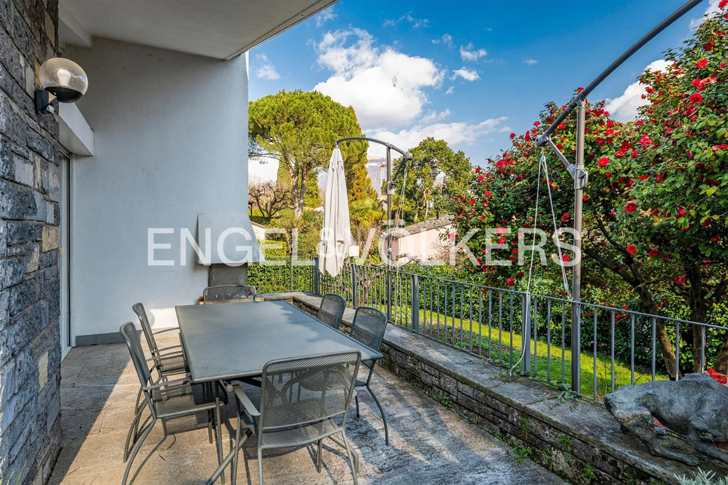 Freistehende Villa mit Bauland - Foto 3 von 12