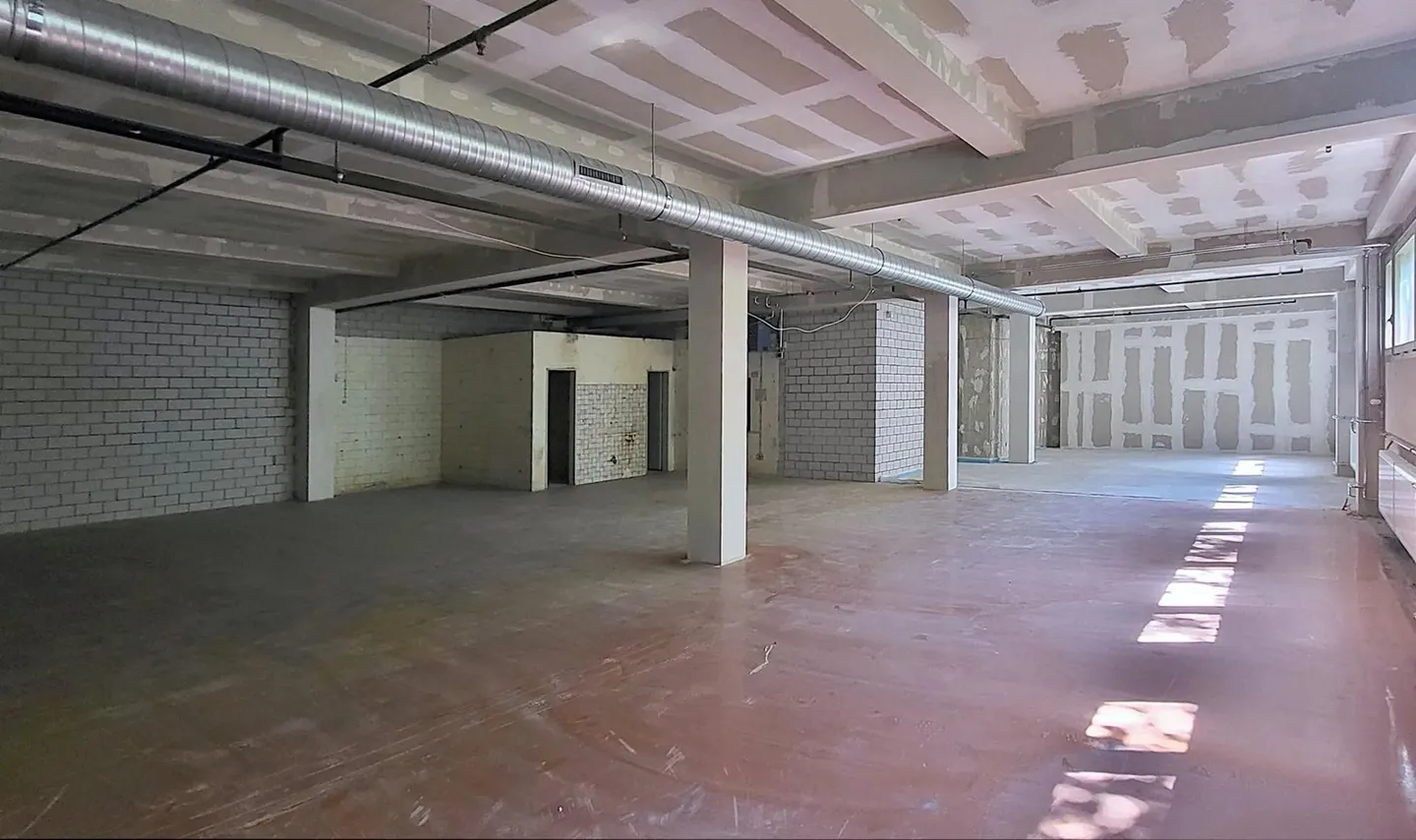 Espace commercial au premier étage avec caractère de rez-de-chaussée ! - Photo 1 sur 7