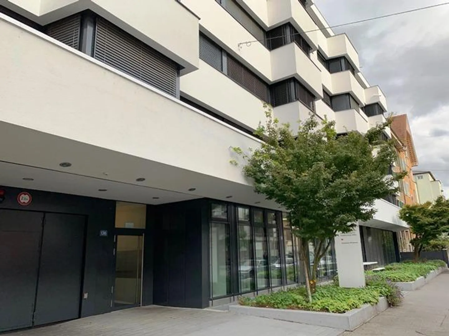 Auto-Einstellhallenplatz im St. Johann - Foto 3 von 3