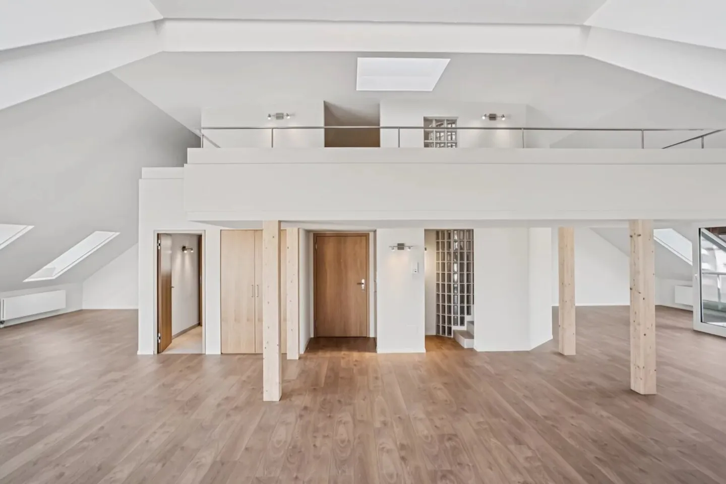 Bureaux rénovés en attique - Photo 2 sur 13