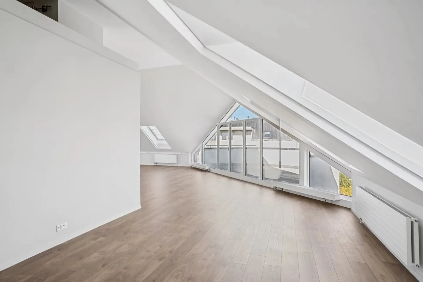 Bureaux rénovés en attique - Photo 6 sur 13