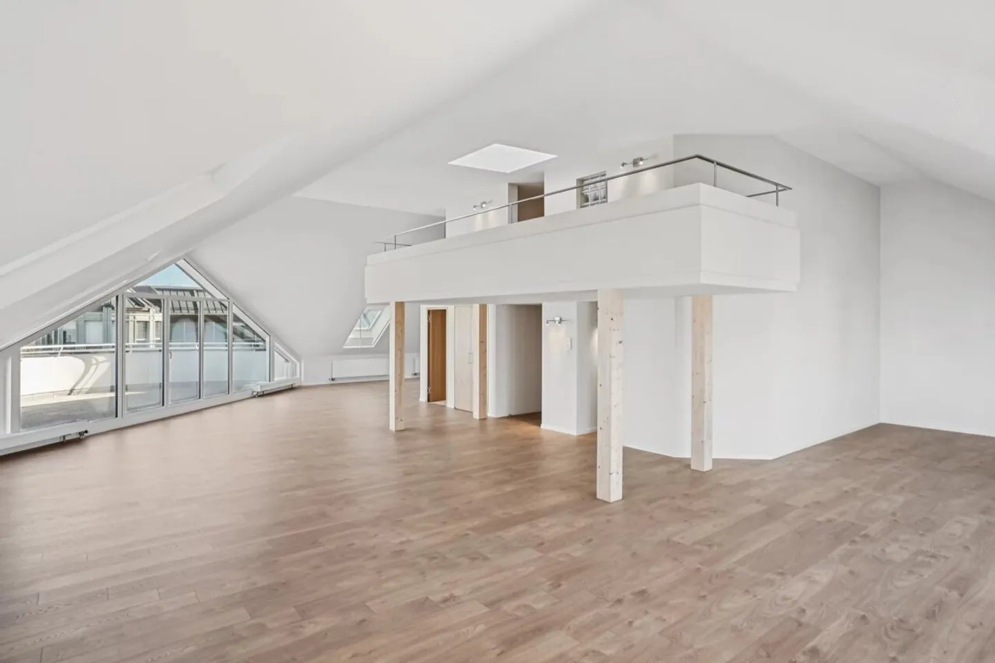 Bureaux rénovés en attique - Photo 7 sur 13