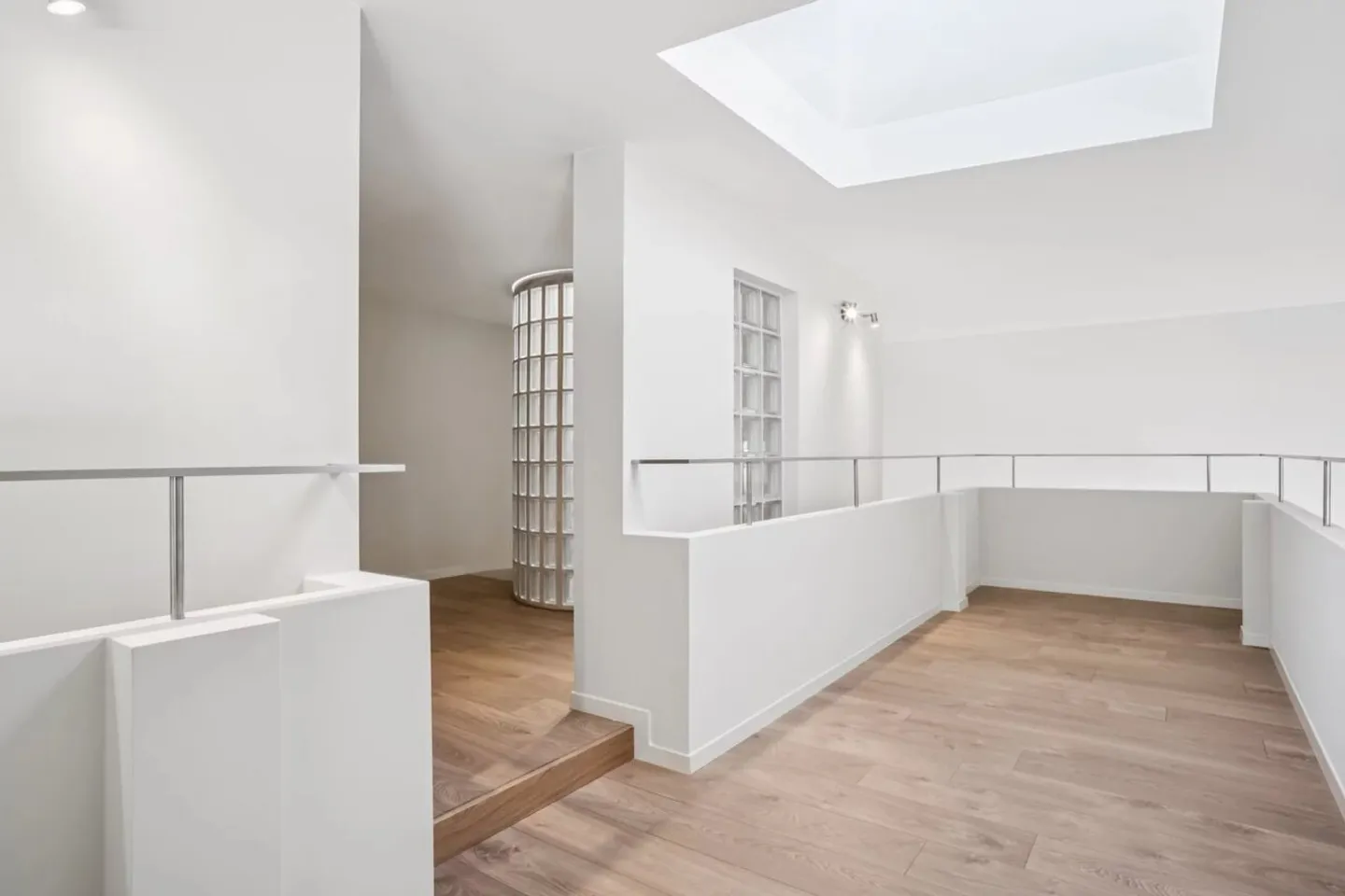 Bureaux rénovés en attique - Photo 10 sur 13