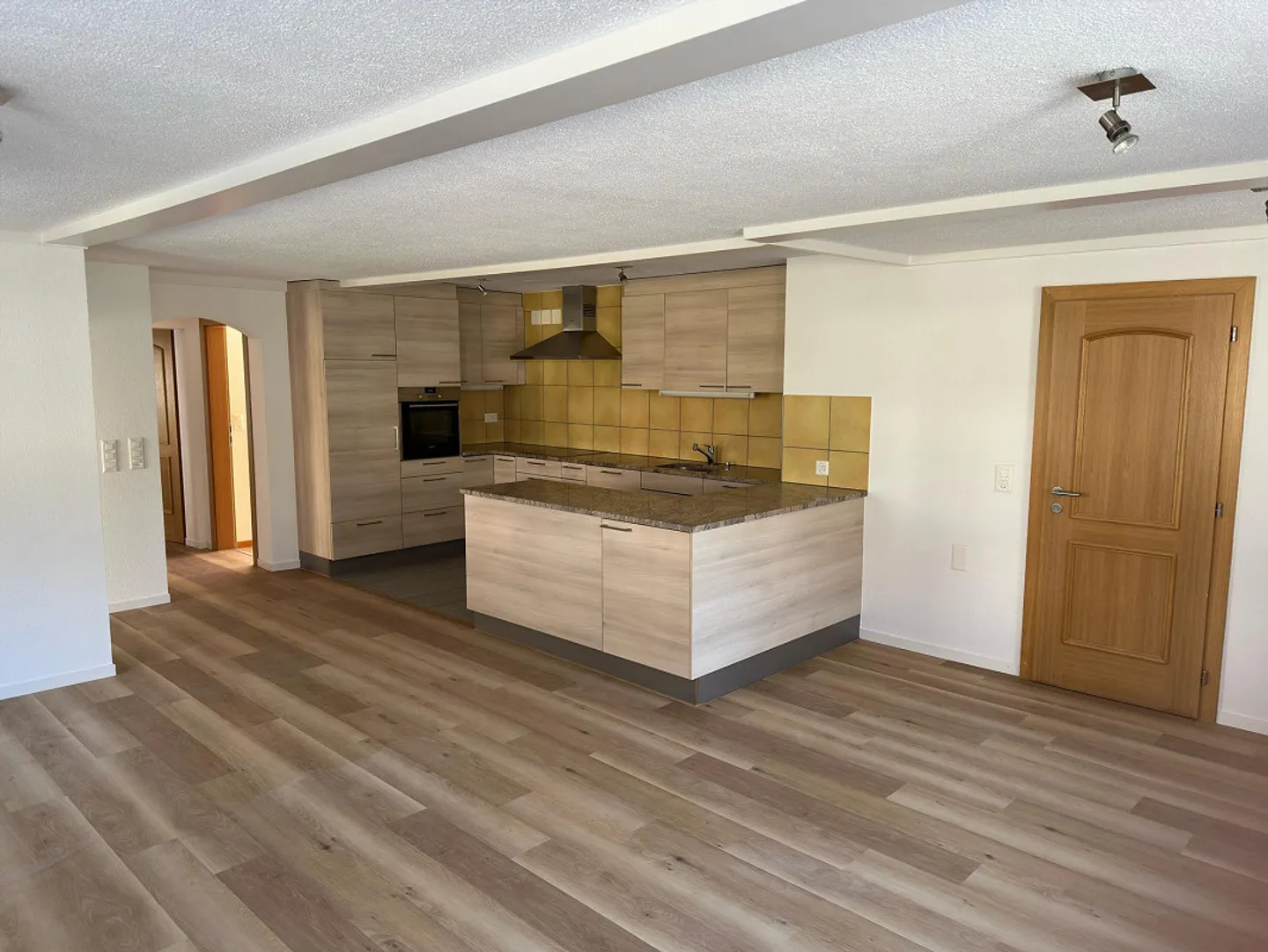 Moderne Wohnung mit offener Küche - Foto 3 von 6