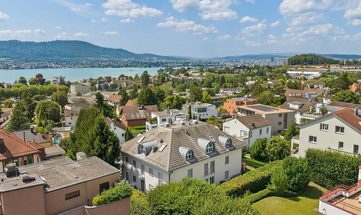 Appartement en attique avec vue spectaculaire sur le lac et vue dégagée dans un emplacement attrayant - Photo 1 sur 11
