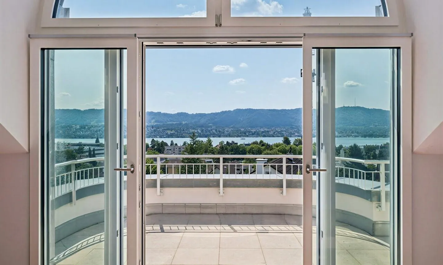 Appartement en attique avec vue spectaculaire sur le lac et vue dégagée dans un emplacement attrayant - Photo 4 sur 11
