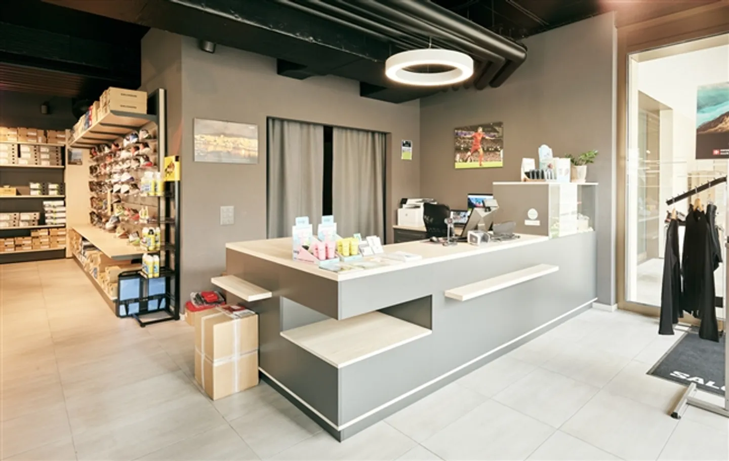 For sale a very large commercial space 2 steps from Romont train station - Photo 2 of 6