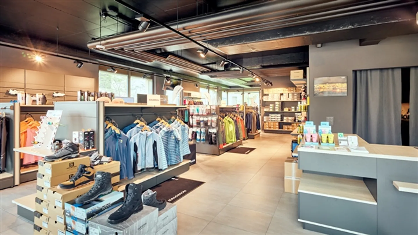 For sale a very large commercial space 2 steps from Romont train station - Photo 4 of 6