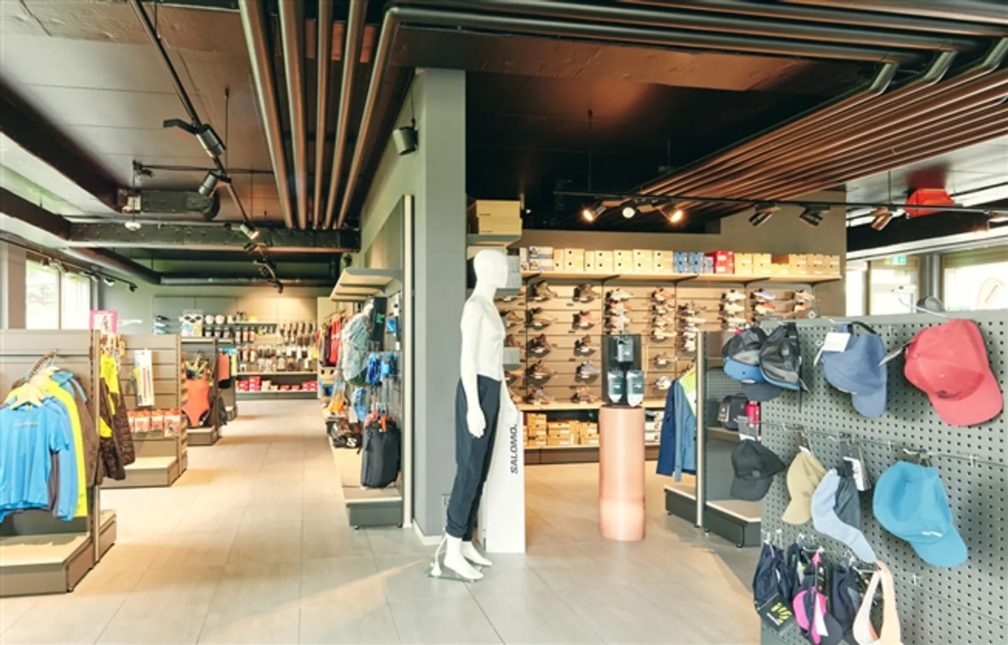 For sale a very large commercial space 2 steps from Romont train station - Photo 3 of 6