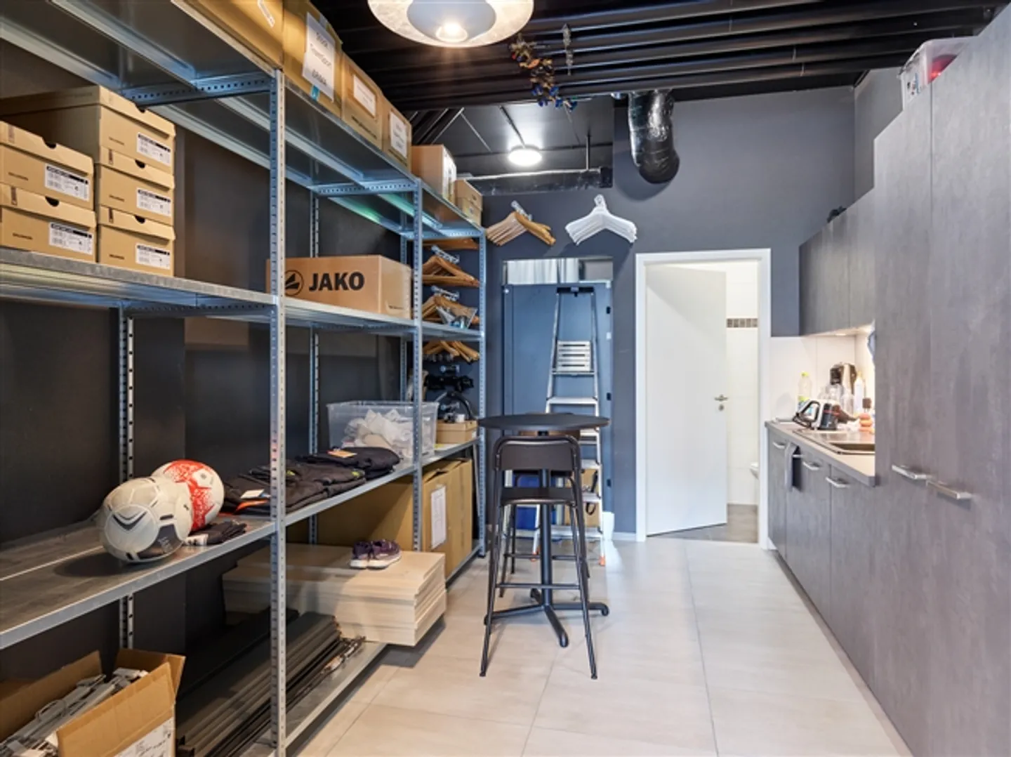 For sale a very large commercial space 2 steps from Romont train station - Photo 5 of 6