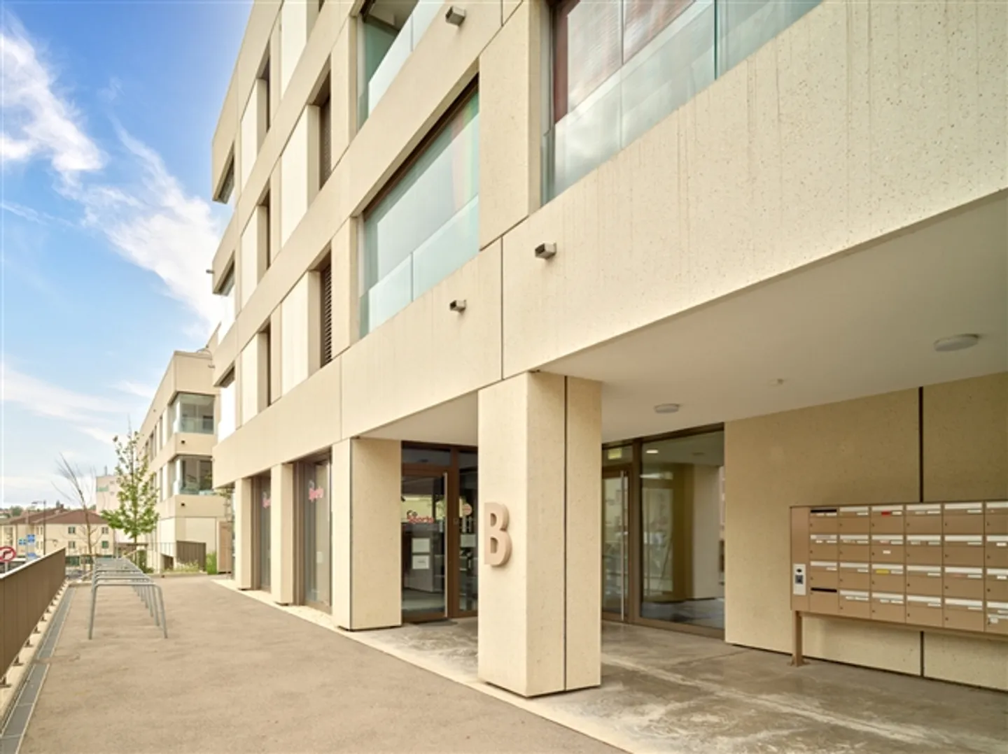 For sale a very large commercial space 2 steps from Romont train station - Photo 6 of 6