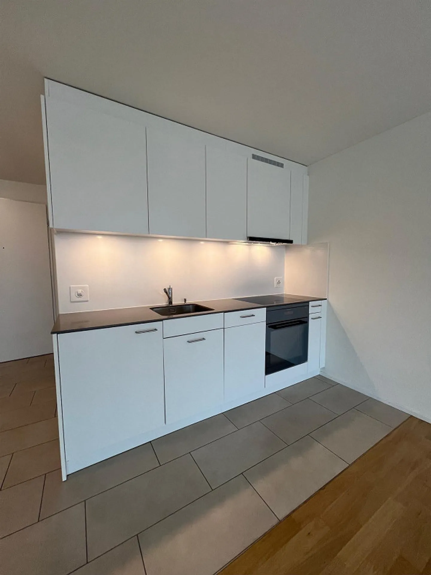 Appartement moderne 1 pièce dans un emplacement central - Photo 2 sur 5