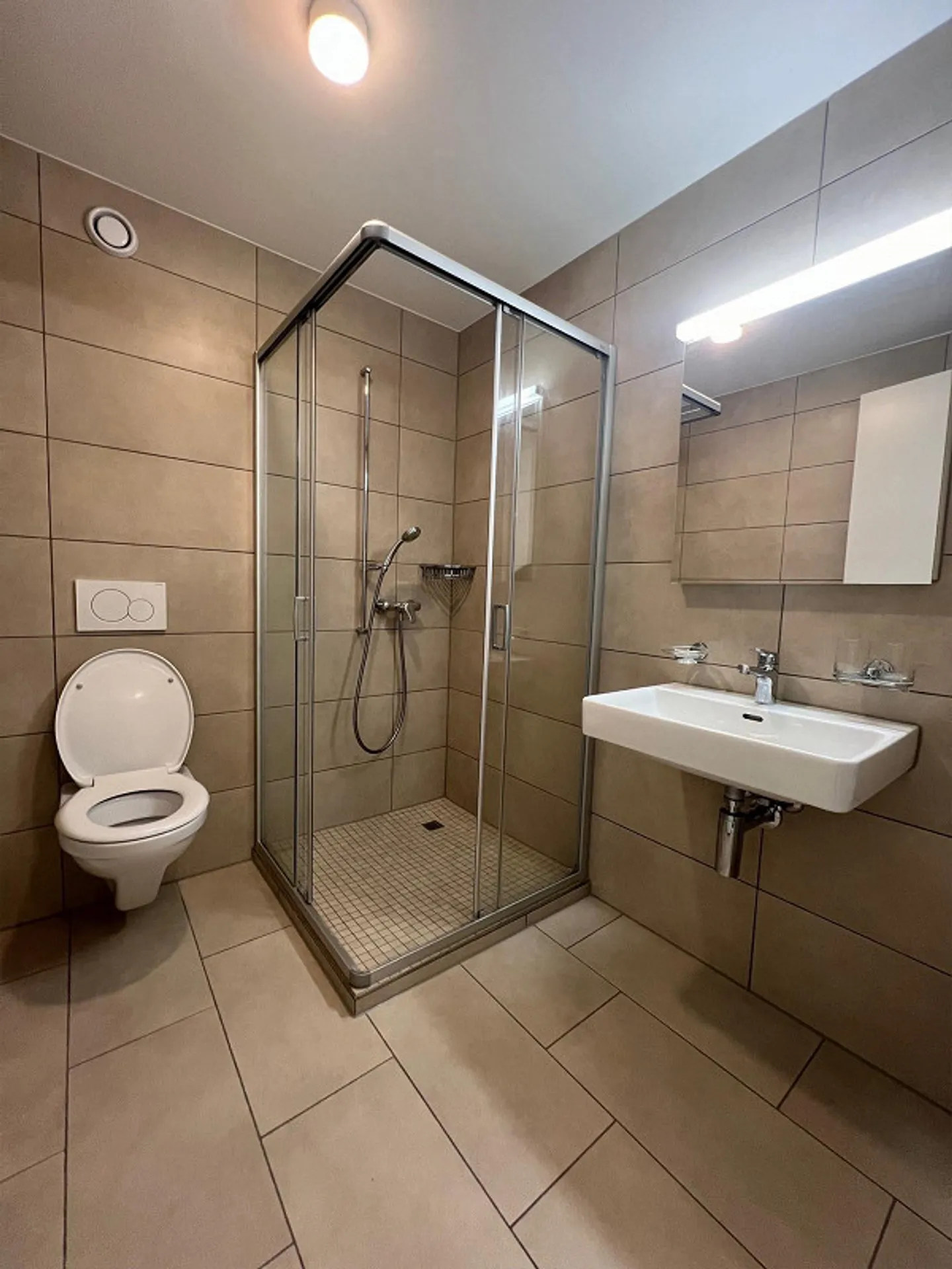 Appartement moderne 1 pièce dans un emplacement central - Photo 3 sur 5