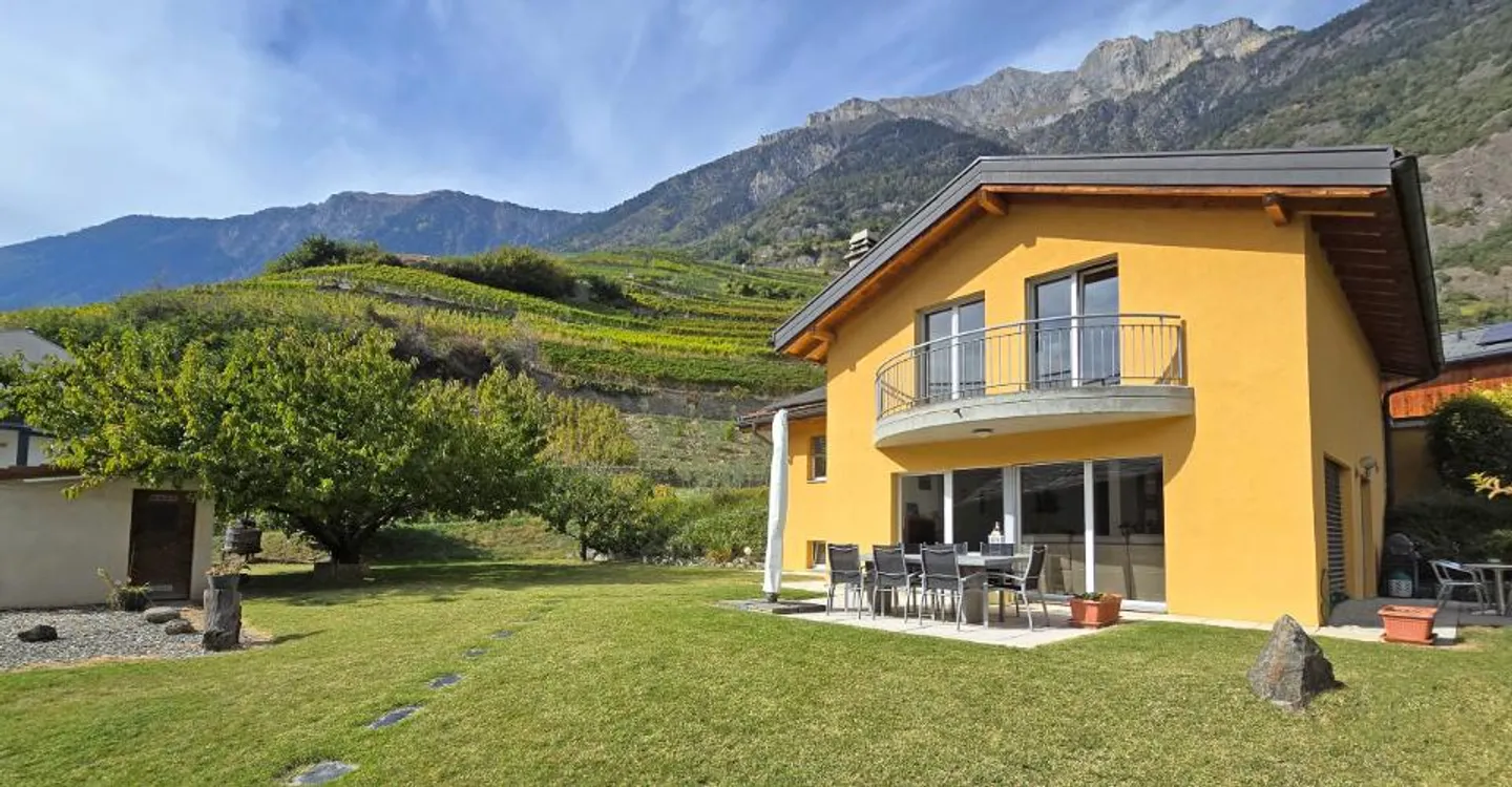Grande villa familiare sulla collina di Fully - Foto 1 di 9