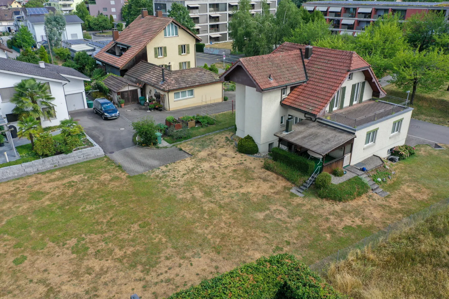 Building land in a preferred location or two-family house with large garden - Photo 2 of 13