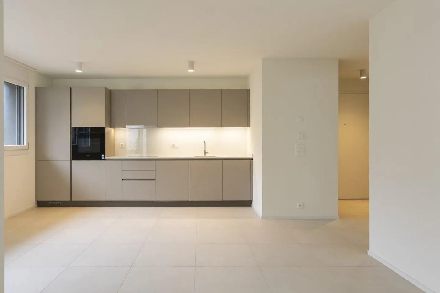 Appartement moderne et lumineux de 2,5 pièces à louer à Tenero - Photo 2 sur 8
