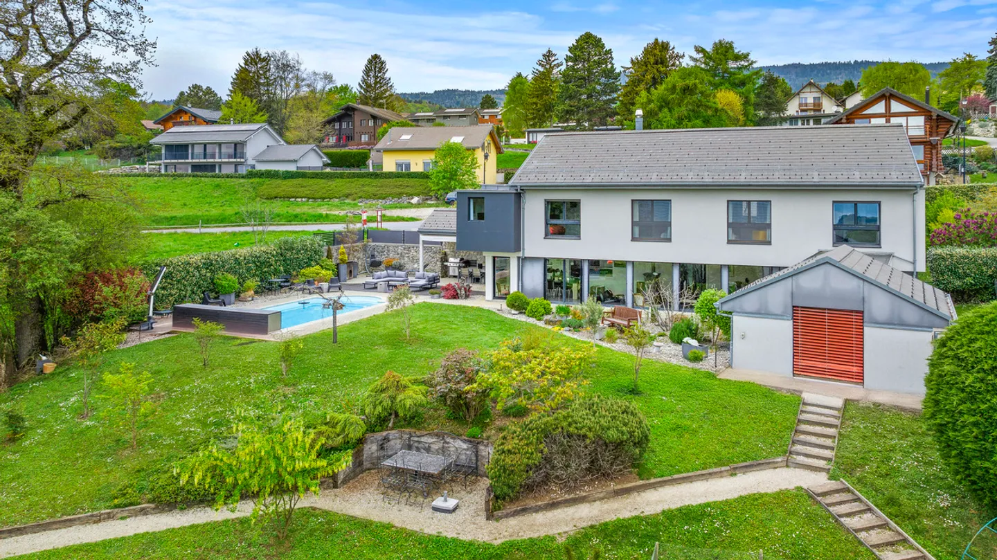 Very beautiful family villa, swimming pool and view over the heights of Gland - Photo 1 of 21