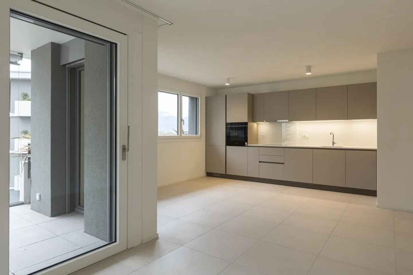 Appartement moderne et lumineux de 2,5 pièces à louer à Tenero - Photo 3 sur 8