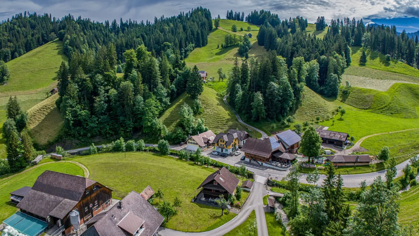 Spaziosa casa di 6,5 stanze con molto spazio nella natura - Foto 1 di 18