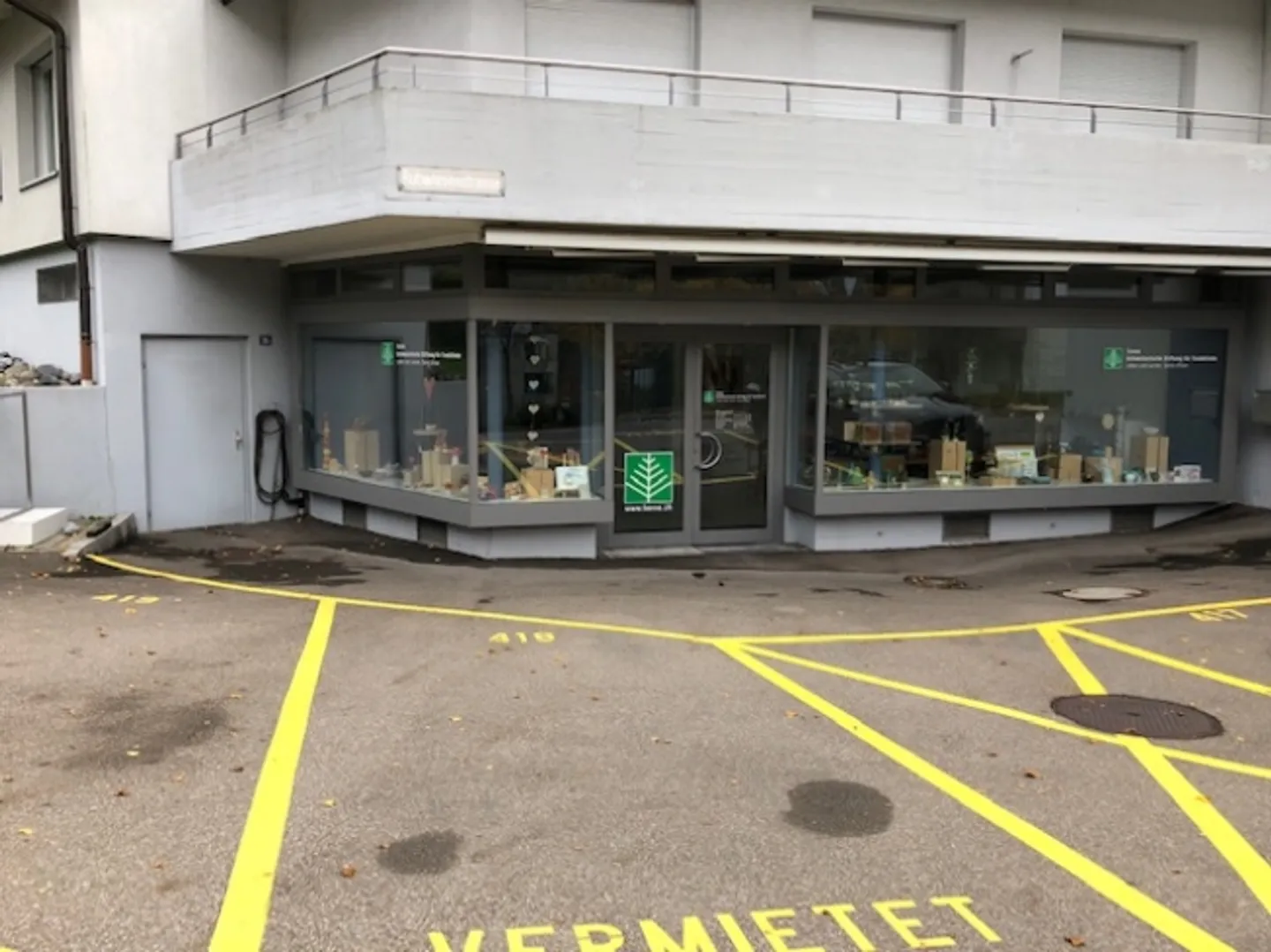 Retail space approx. 68 m2 with shop window front and exhibition room/storage in the basement - Photo 1 of 1