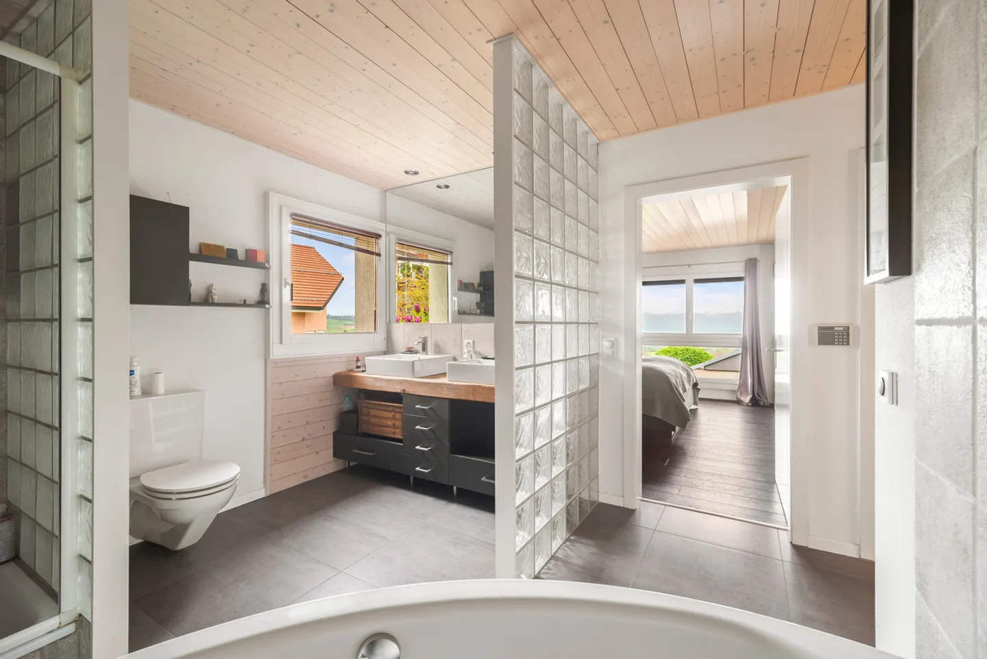 Very beautiful family villa, swimming pool and view over the heights of Gland - Photo 16 of 21