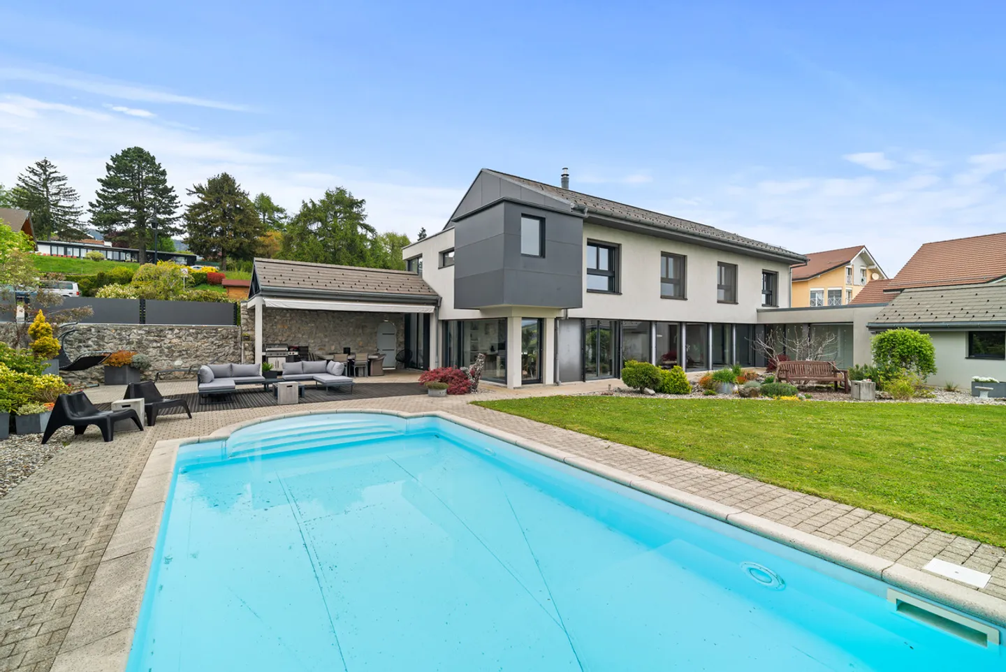 Very beautiful family villa, swimming pool and view over the heights of Gland - Photo 3 of 21