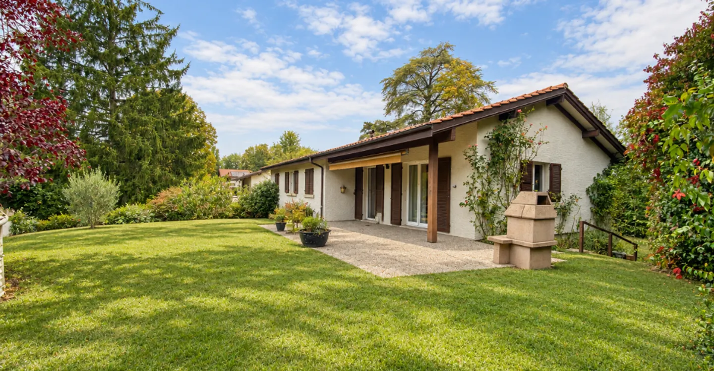 Villa familiale de plain-pied, à rénover, au calme - Foto 1 di 11