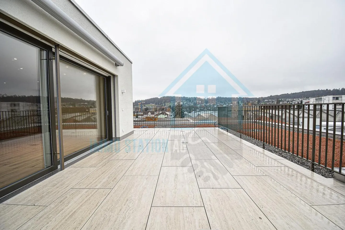 Moderne et économe en énergie – Appartement en attique de 4,5 pièces avec vue panoramique - Photo 1 sur 14