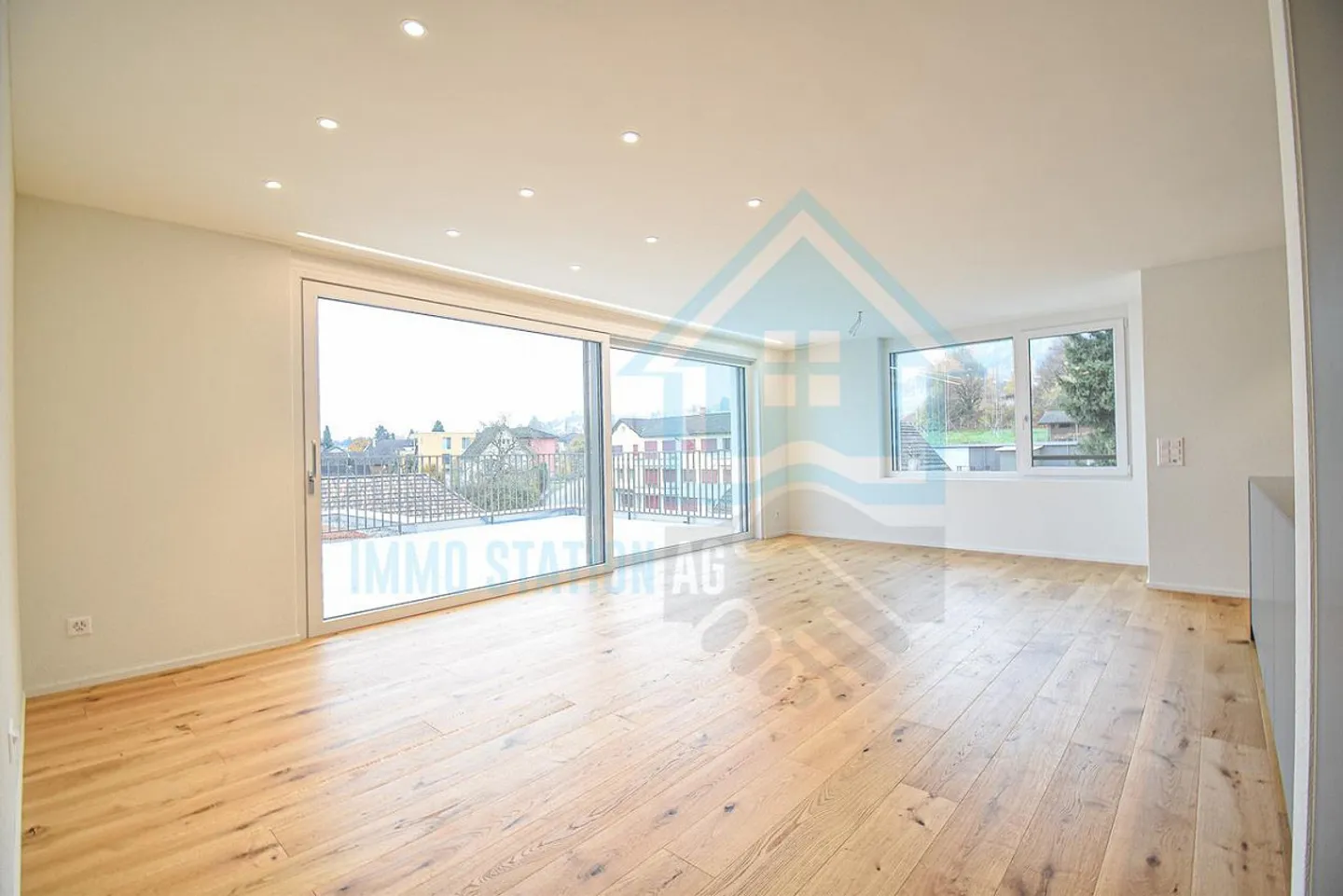 Moderne et économe en énergie – Appartement en attique de 4,5 pièces avec vue panoramique - Photo 2 sur 14