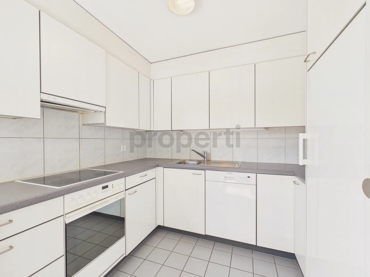 Appartamento luminoso di 4,5 stanze con bella vista, diritti di costruzione a buon mercato fino al 2072 - Foto 2 di 13