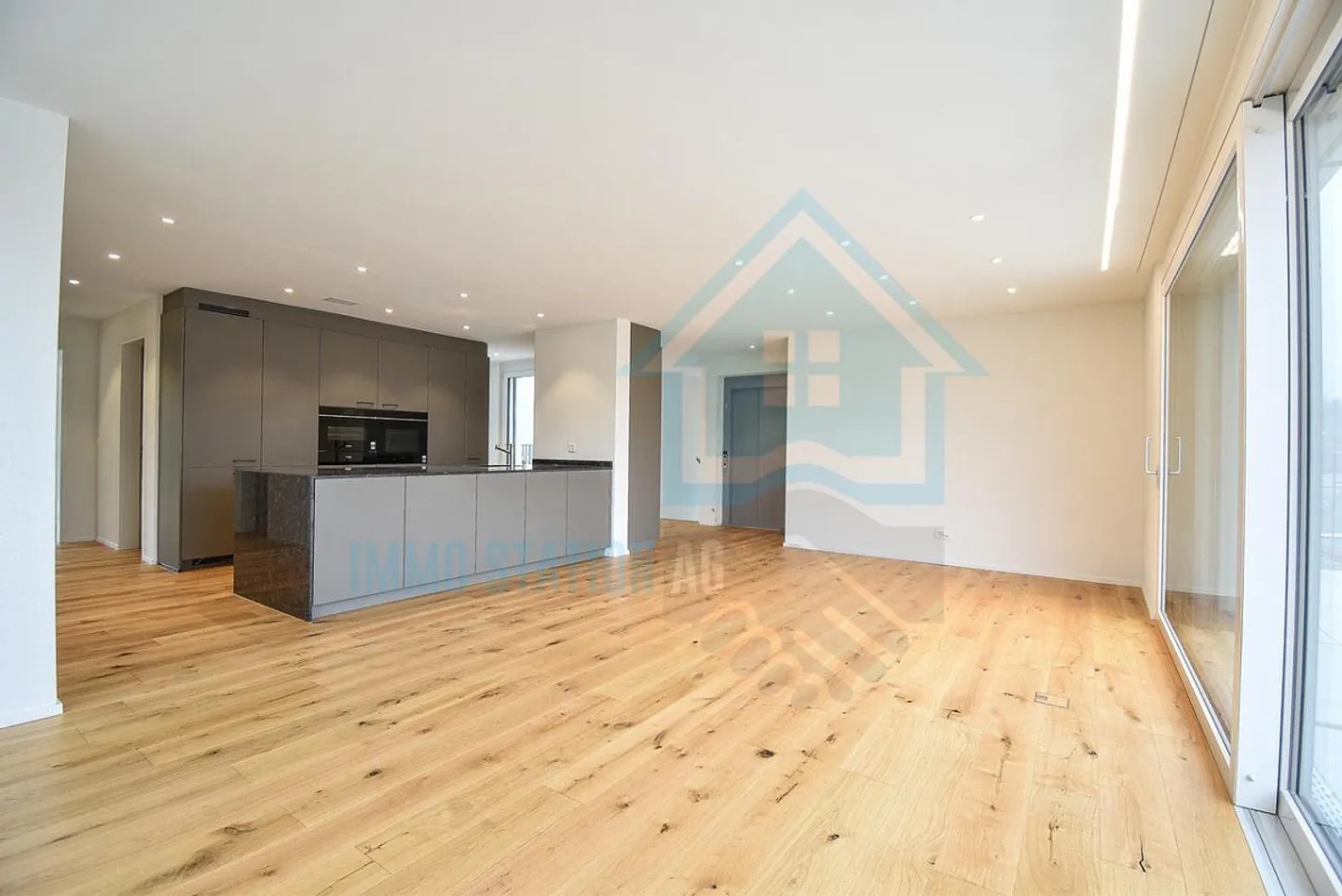 Moderne et économe en énergie – Appartement en attique de 4,5 pièces avec vue panoramique - Photo 3 sur 14