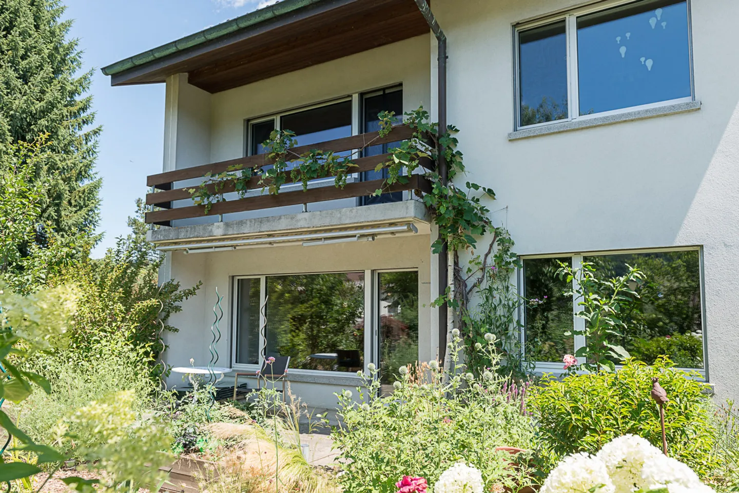 Charming Family Home with Garden - Photo 3 of 13