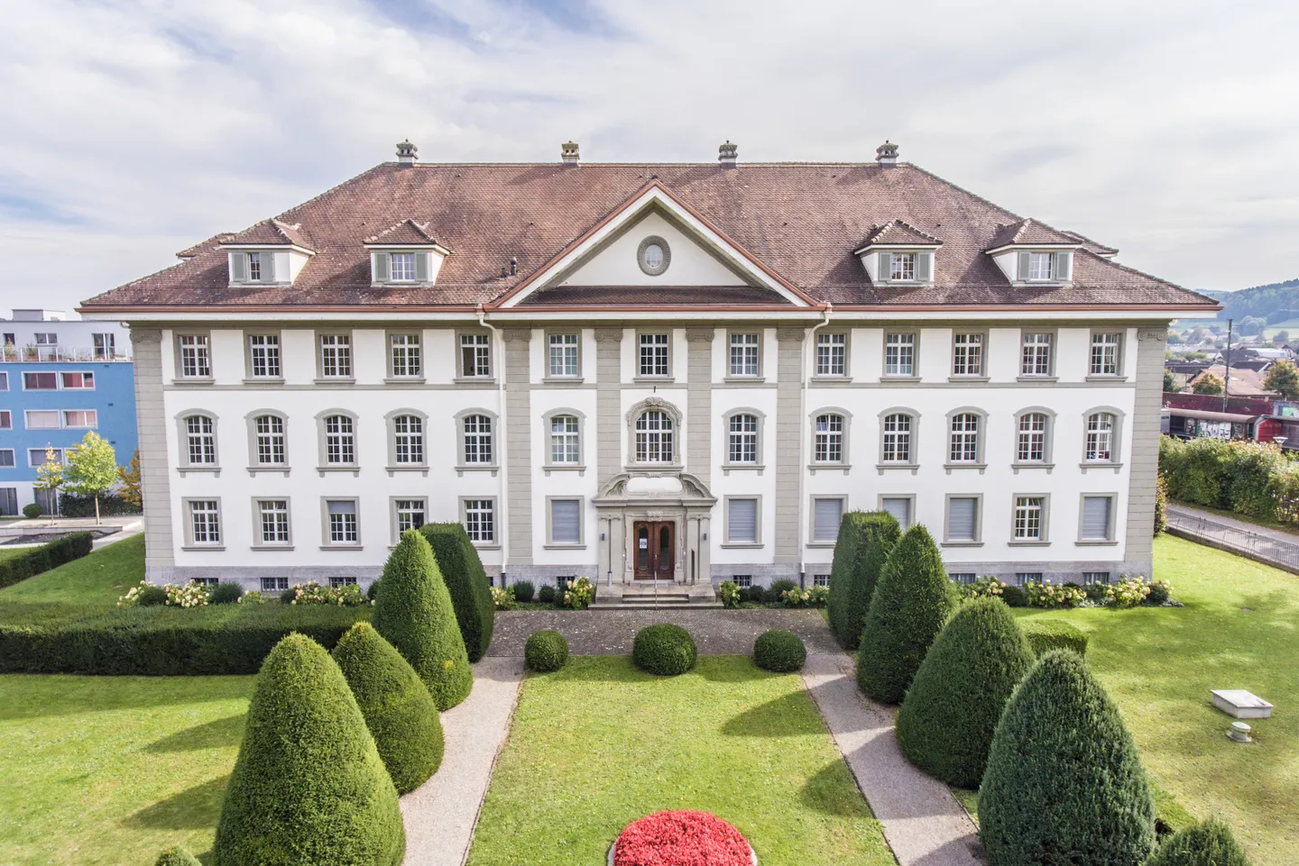 Mixed-use building for rent - Photo 1 of 14