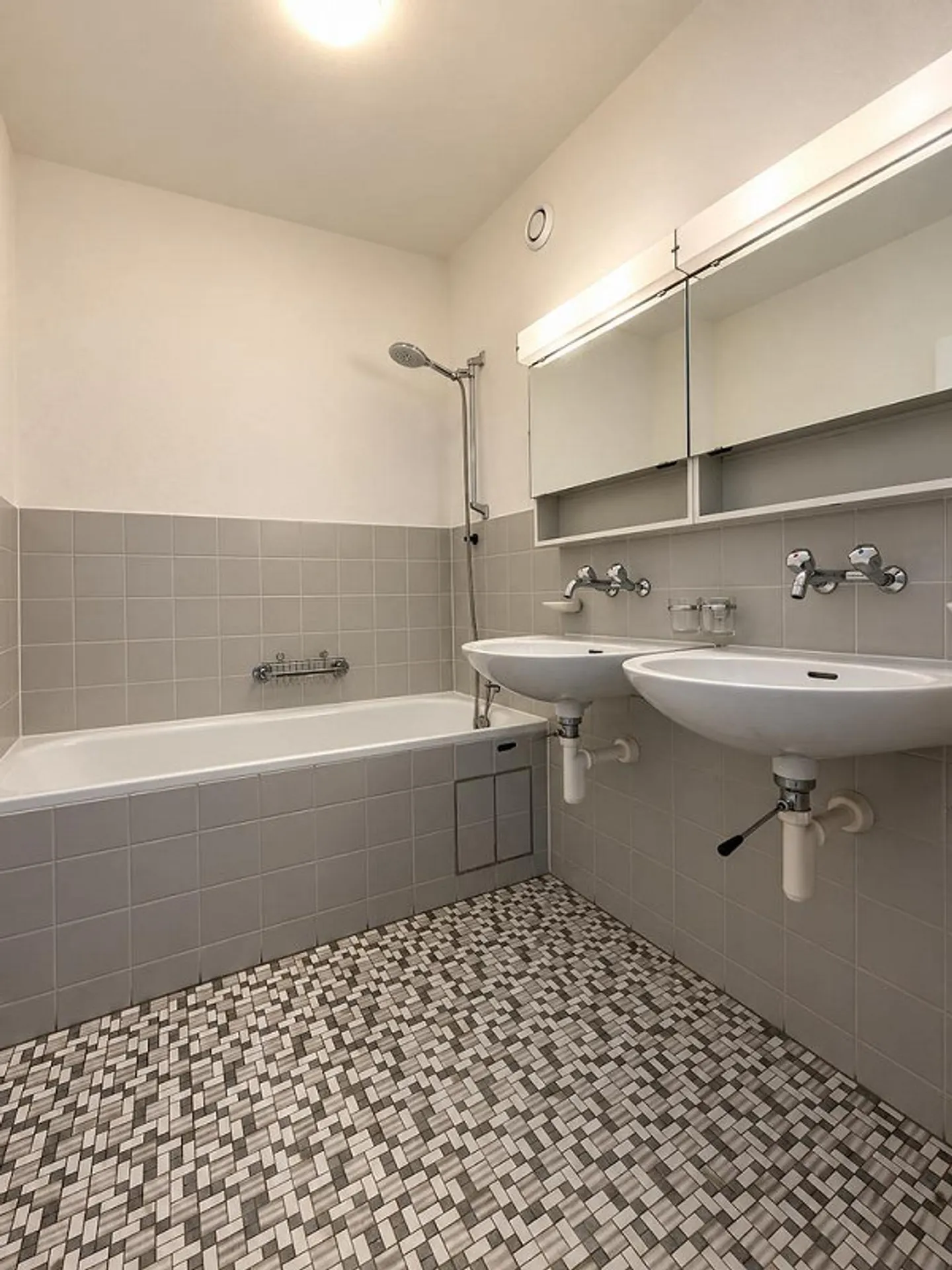 CERCARE, TROVARE, VIVERE - VIVERE IN UNA POSIZIONE CENTRALE! - Foto 7 di 8