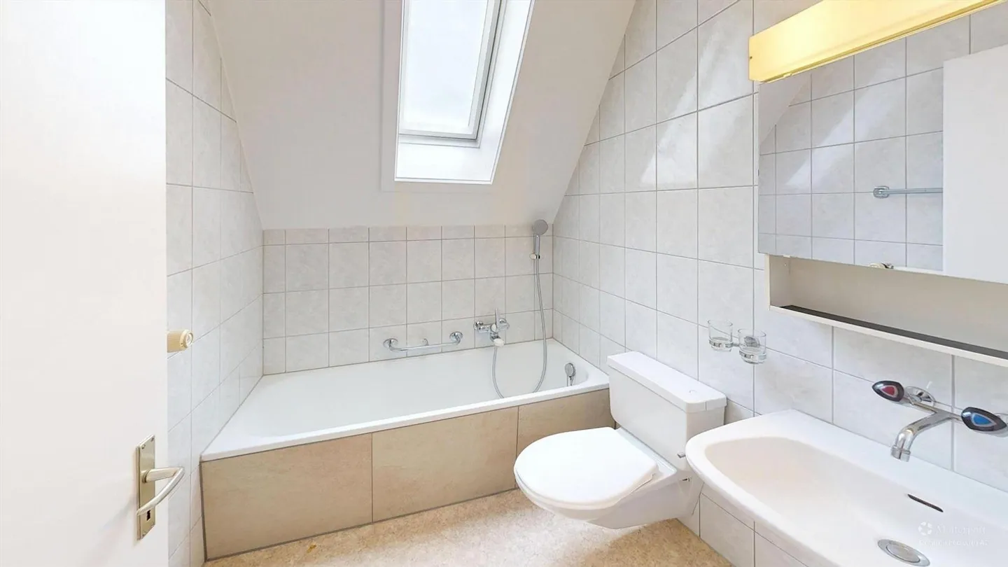 Charming Renovated Apartment - Photo 4 of 10