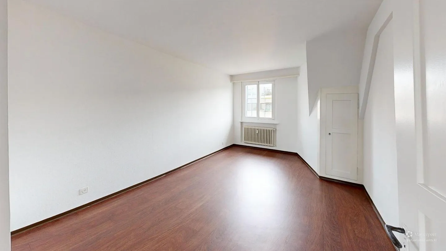 Charming Renovated Apartment - Photo 8 of 10