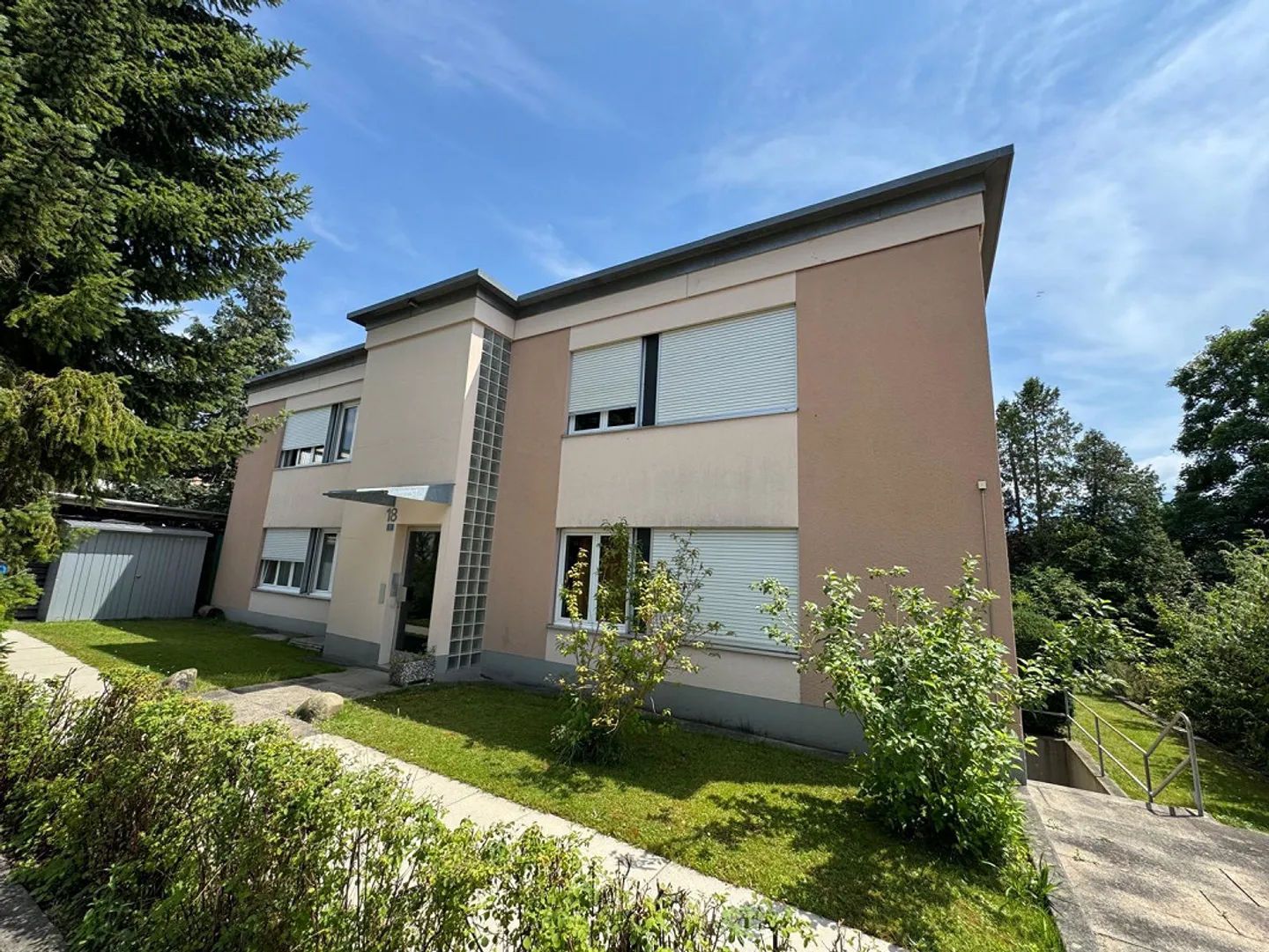 Modern Apartment with Pool - Photo 8 of 9