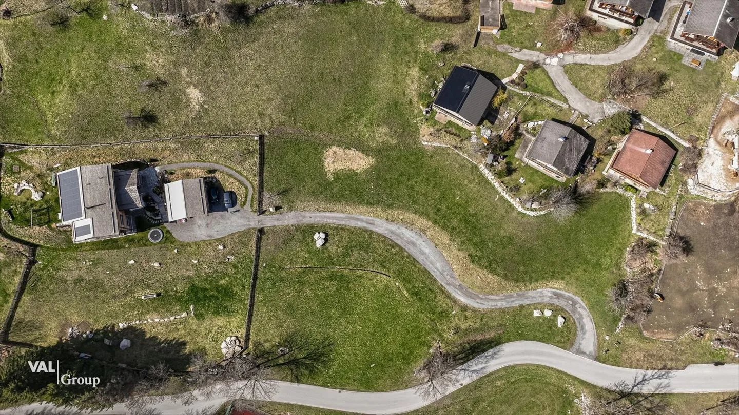 Terrain constructible attrayant avec un grand potentiel dans un emplacement privilégié et familial - Photo 2 sur 5