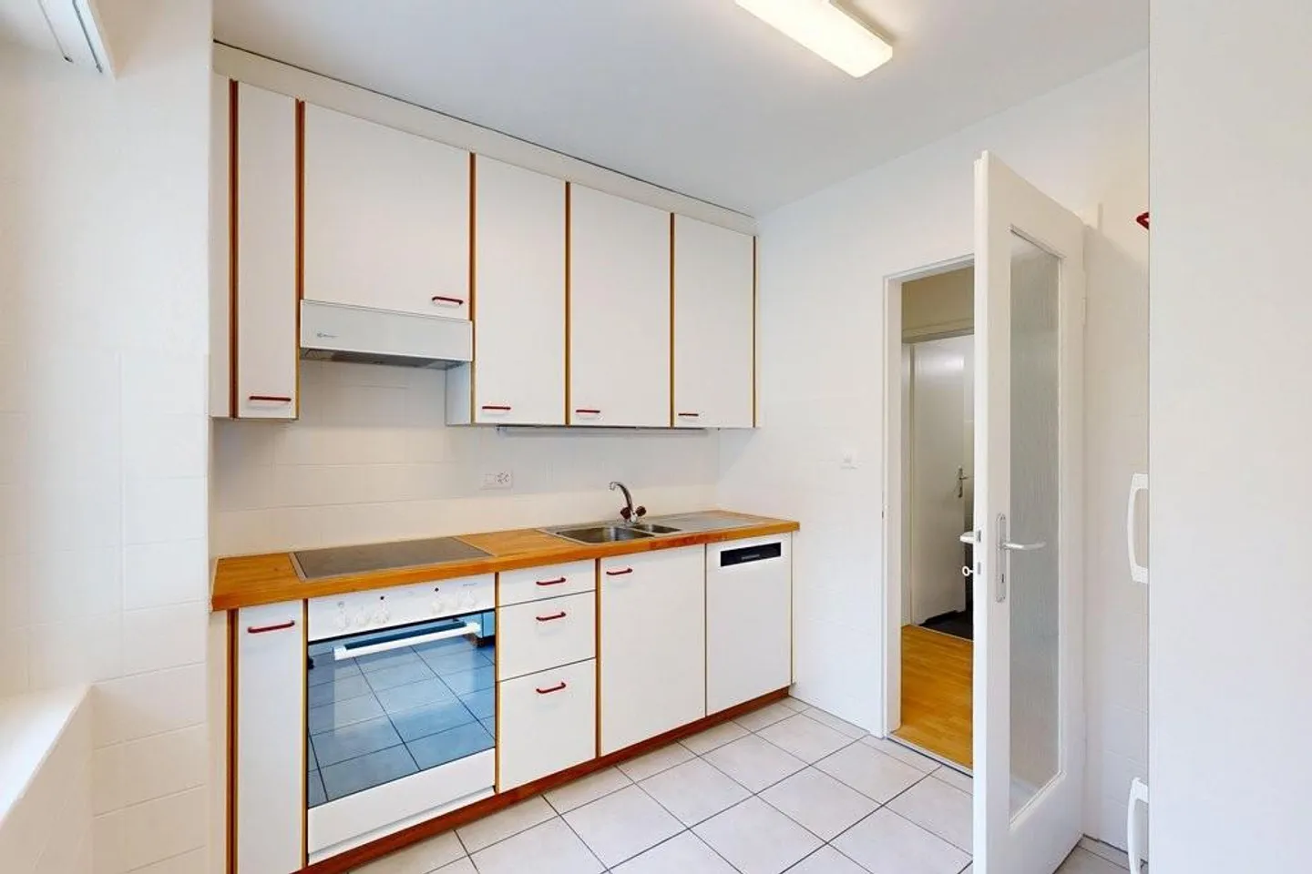 Bright Apartment with Balcony - Photo 5 of 12