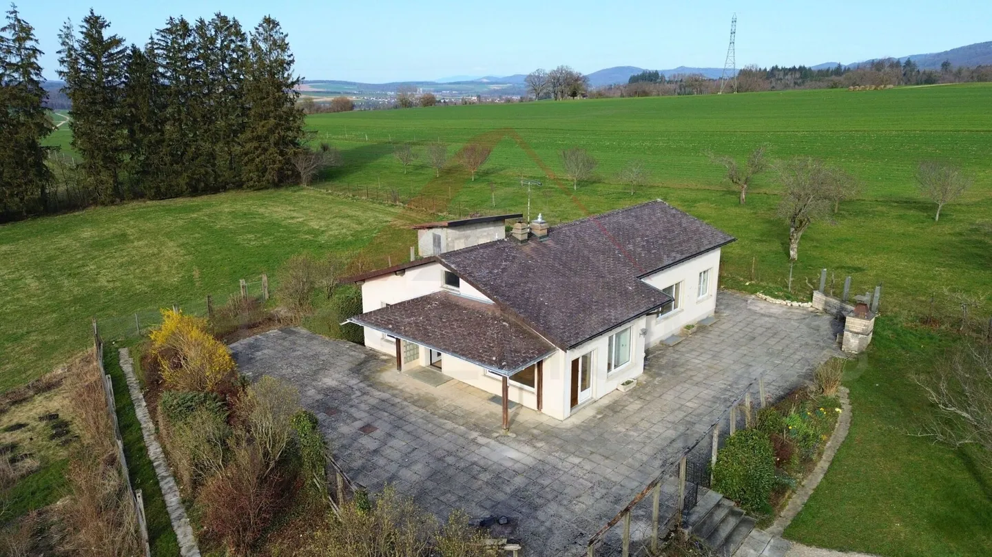 Villa spaziosa con grande terreno e vista libera - a soli due passi da Porrentruy - Foto 1 di 10