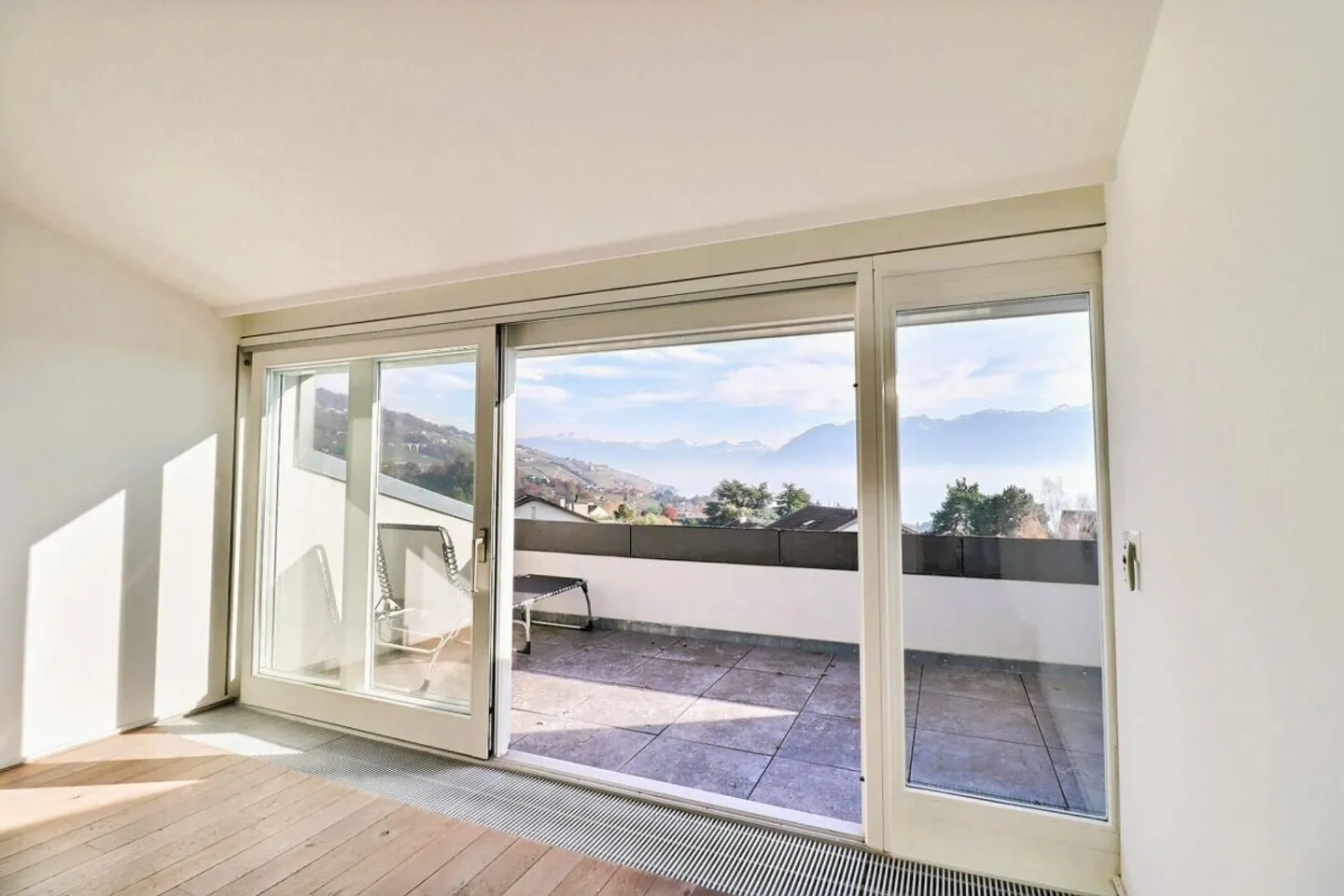 Stunning 3.5-room apartment with panoramic view of the Lake - Photo 2 of 7