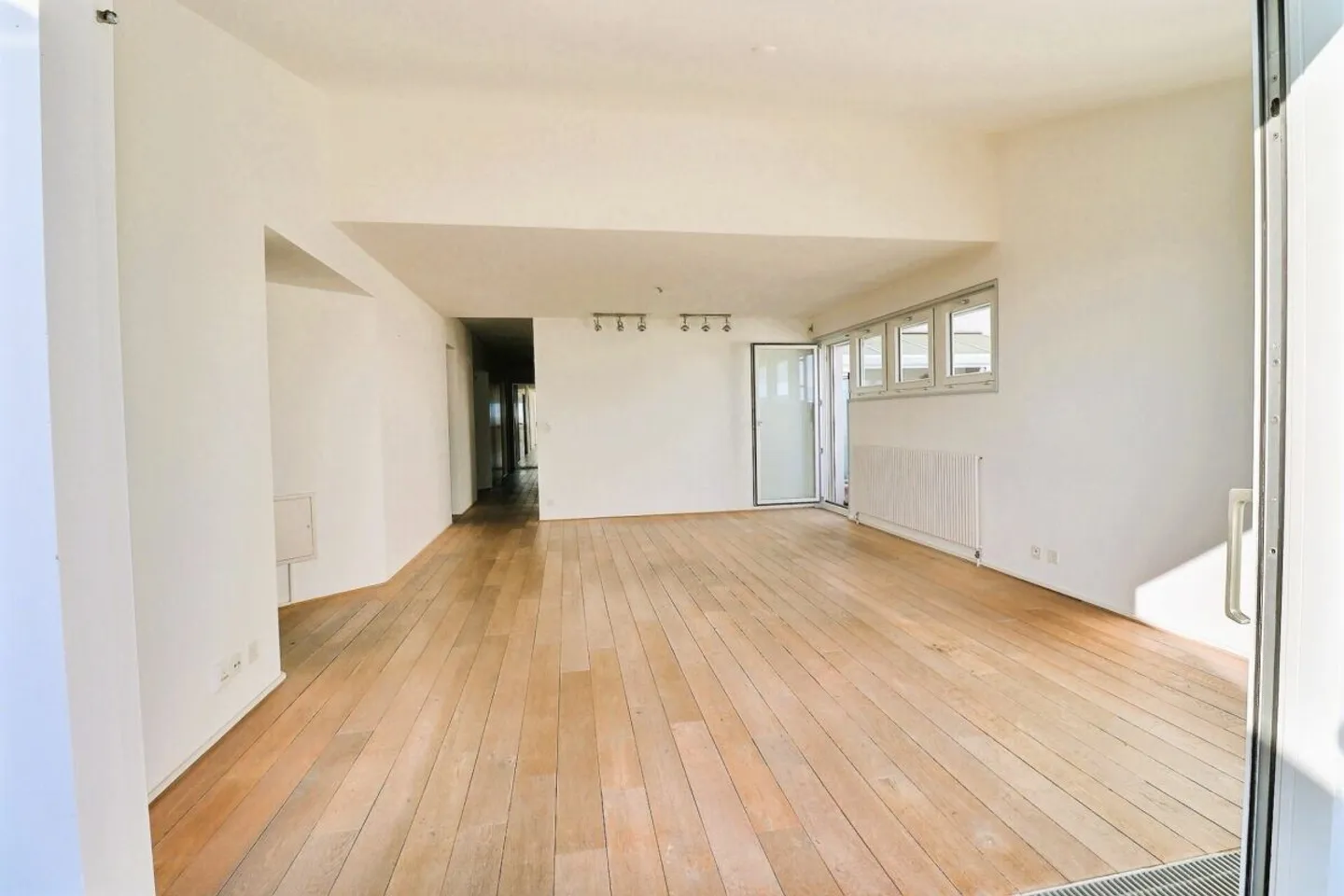 Stunning 3.5-room apartment with panoramic view of the Lake - Photo 3 of 7