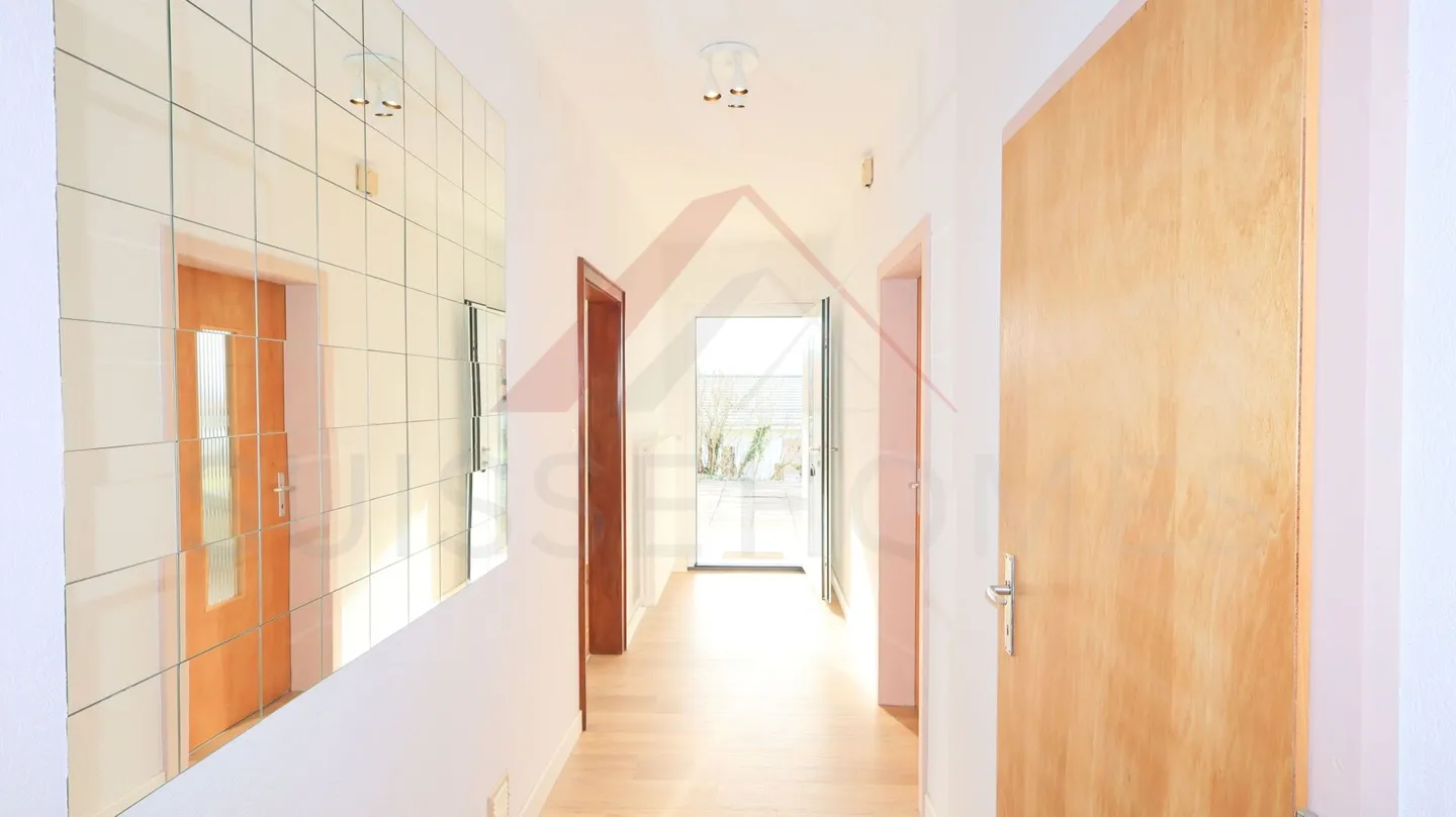 Villa spaziosa con grande terreno e vista libera - a soli due passi da Porrentruy - Foto 4 di 10