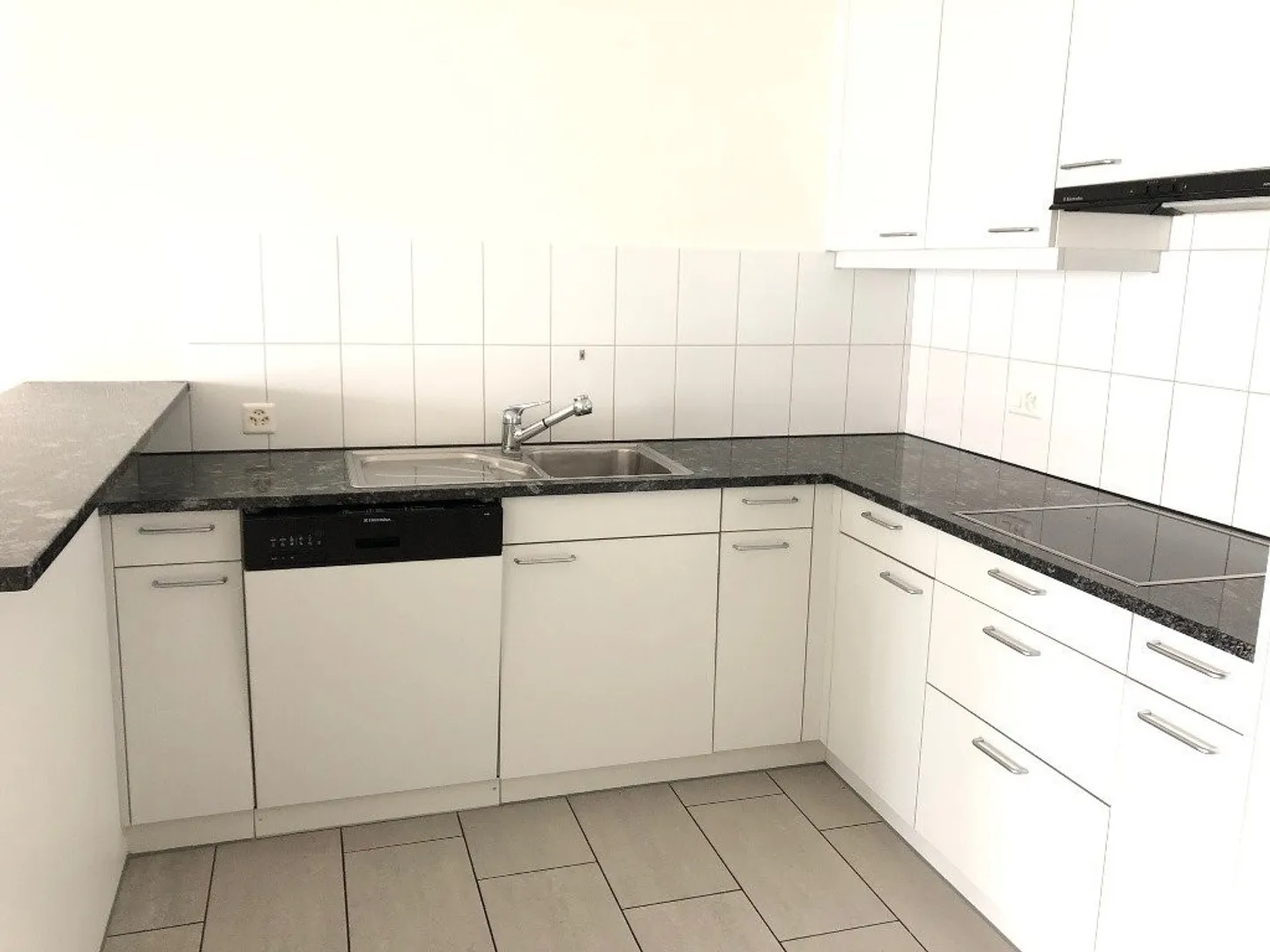 Appartamento spazioso con stanze luminose - Foto 4 di 9