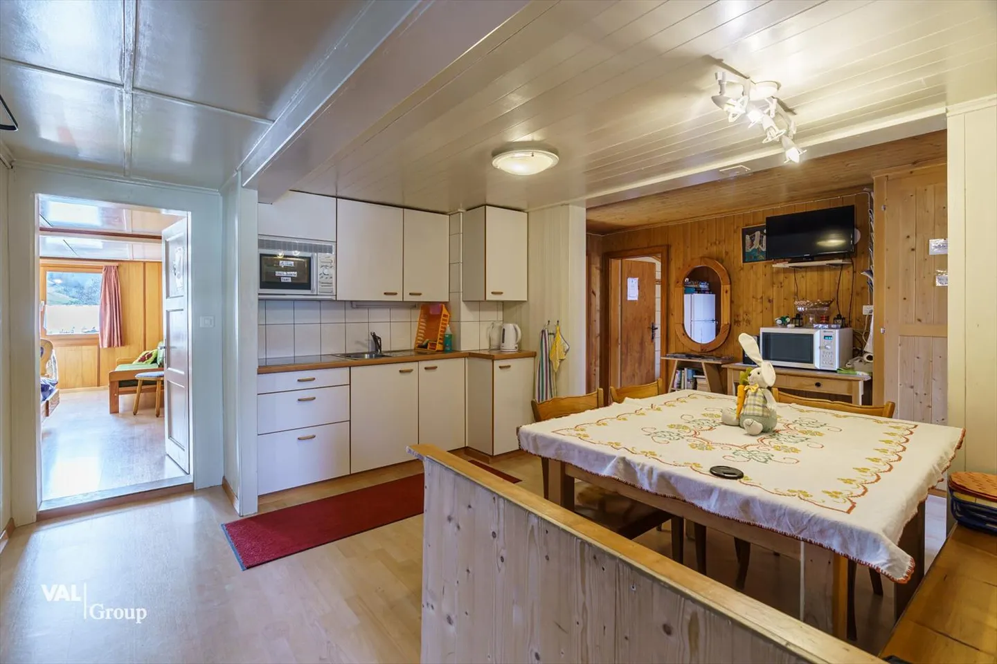 Maison multifamiliale attrayante avec appartement, gastronomie et possibilités de location de chambres - Photo 6 sur 13