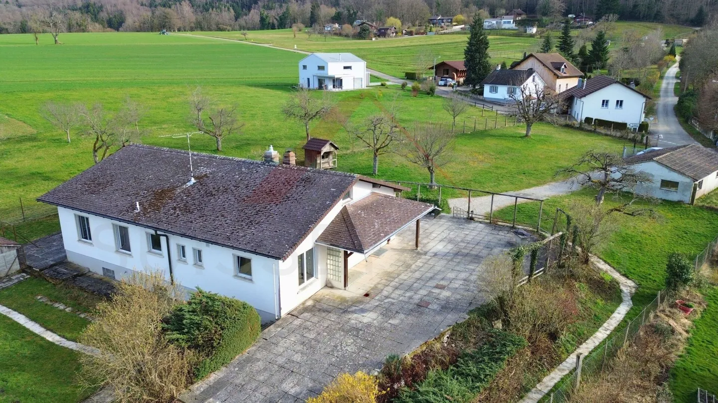 Villa spaziosa con grande terreno e vista libera - a soli due passi da Porrentruy - Foto 9 di 10
